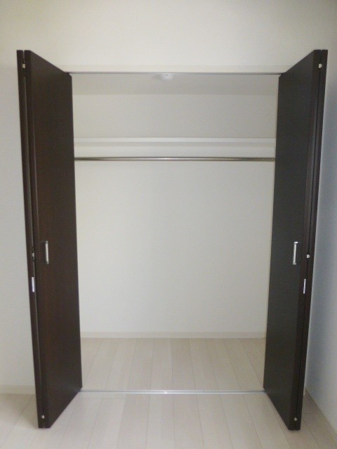 長めのコートもかけられるポール付き