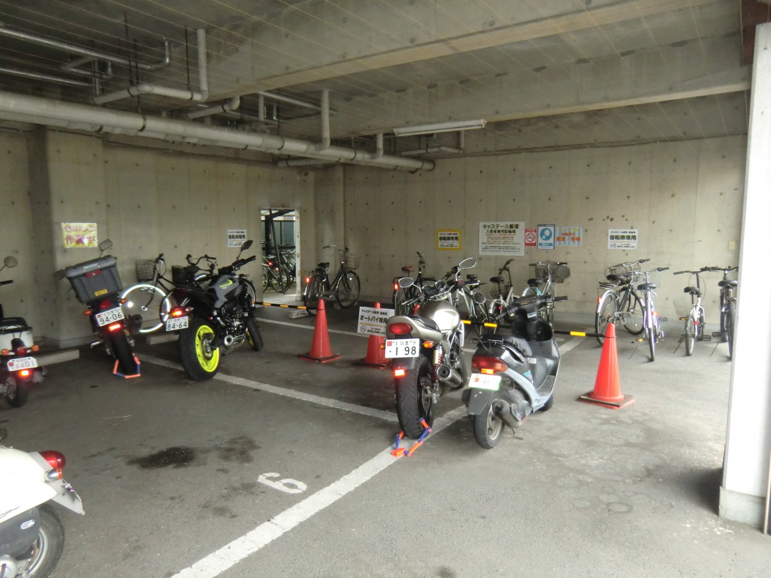 雨や雪でも安心な屋根ありバイクガレージ