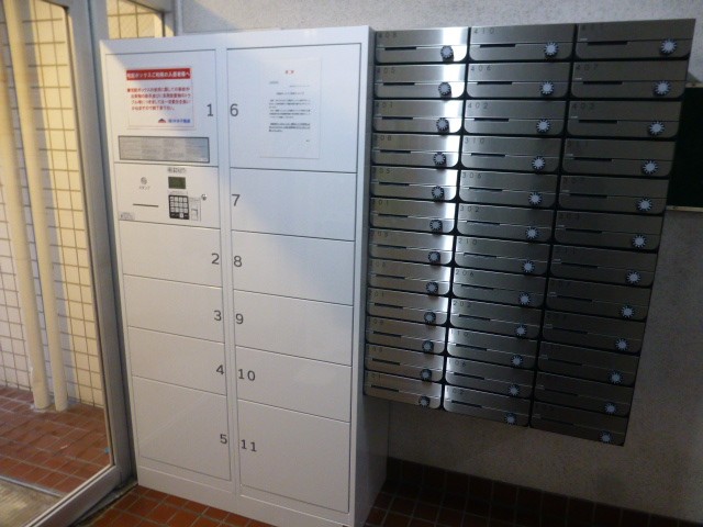 メールボックスの横には宅配ＢＯＸ完備