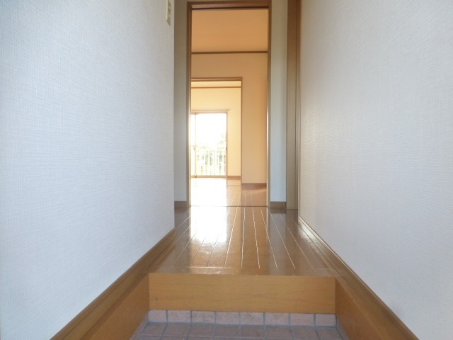 急な来客時でも、玄関からお部屋が見えないので安心ですね♪