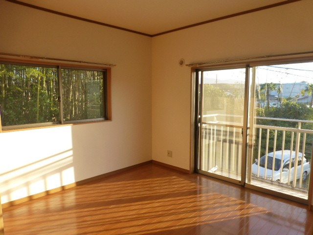 【南側洋室】人気の角部屋です♪陽当りも良好♪