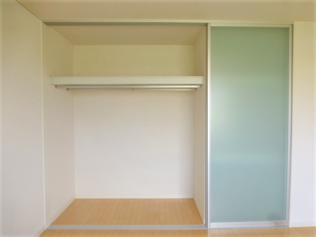 ☆長めのコートもかけられるポール付き☆