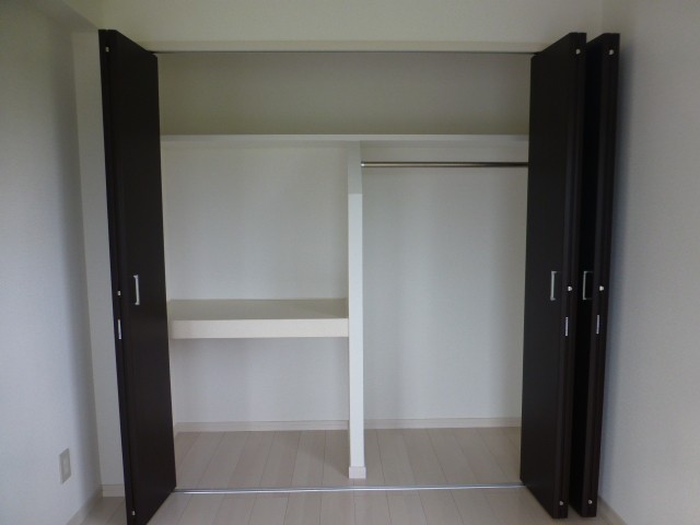 棚が備え付きなので、整理しやすいですね♪