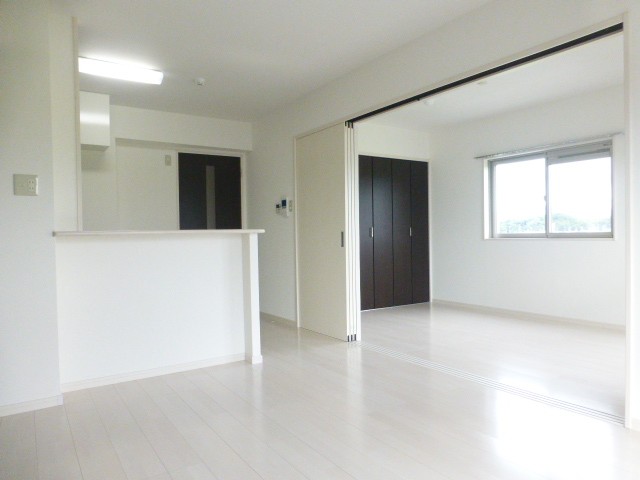 白をベースとした明るい室内