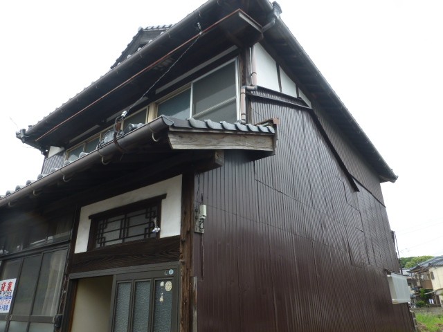 ２階建ての広いお家です。