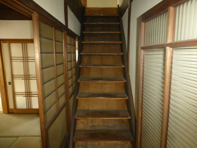 玄関正面の階段で二階へ