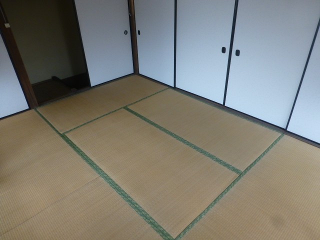 階段上がってすぐの和室です。