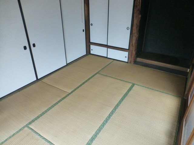 階段上がって奥の和室です。