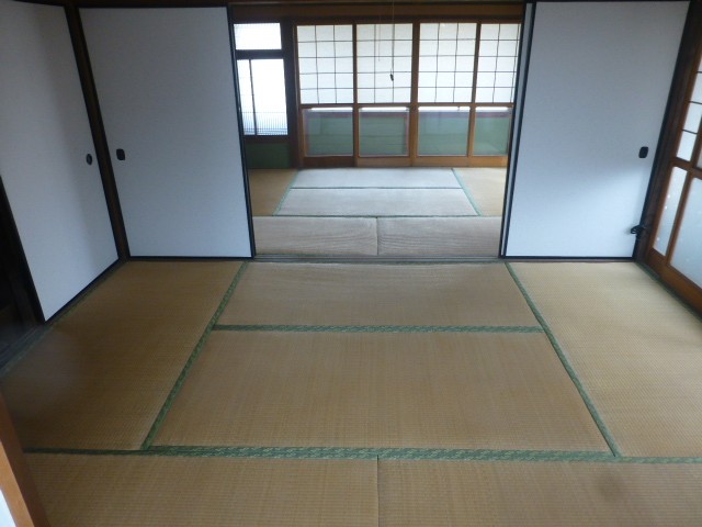 ２階の和室の襖を開けるとこんな感じです。