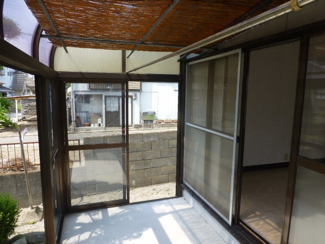 洗濯物を干せるサンルームもあります。