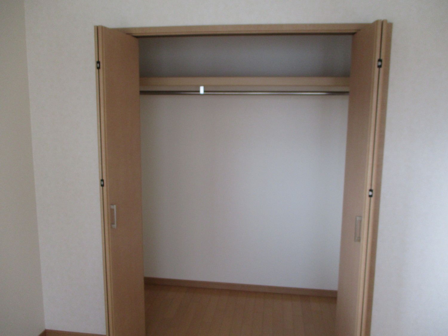 ハンガーポール付きのクローゼット内部