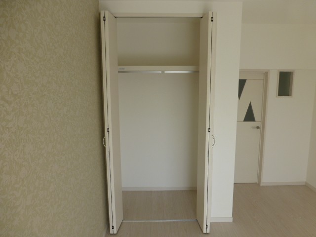 ハンガーポール付きのクローゼット内部