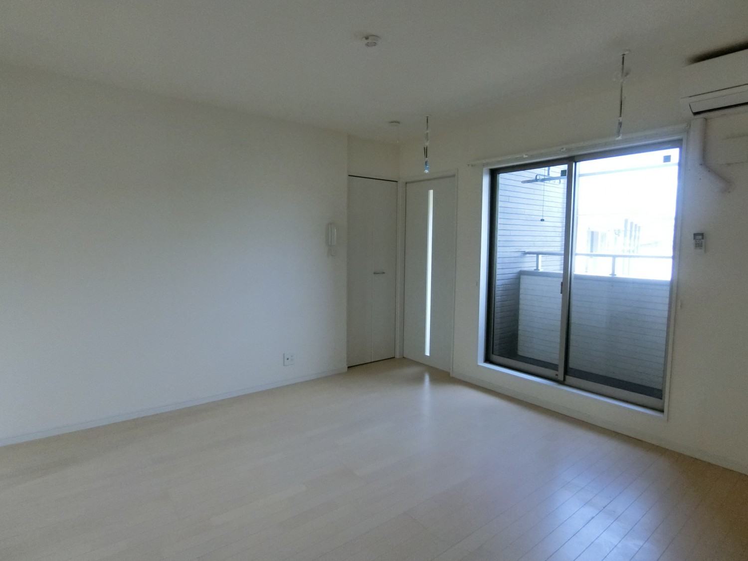 室内物干しが付いており、雨の日や花粉・黄砂が気になる時期に重宝します