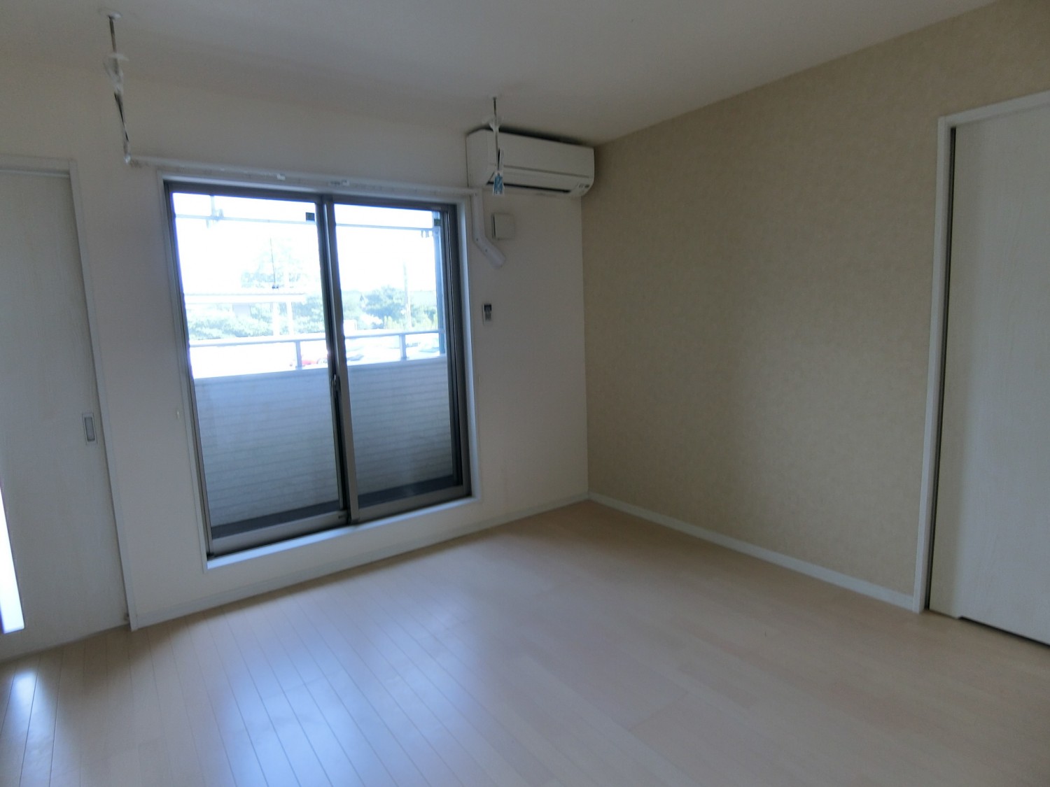 南向きのベランダにはシャッター雨戸つき！防犯面もプライベートも守られます