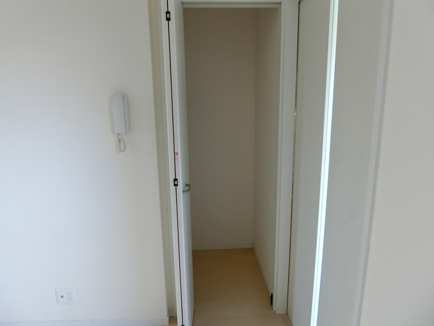 玄関横にも便利な収納があります