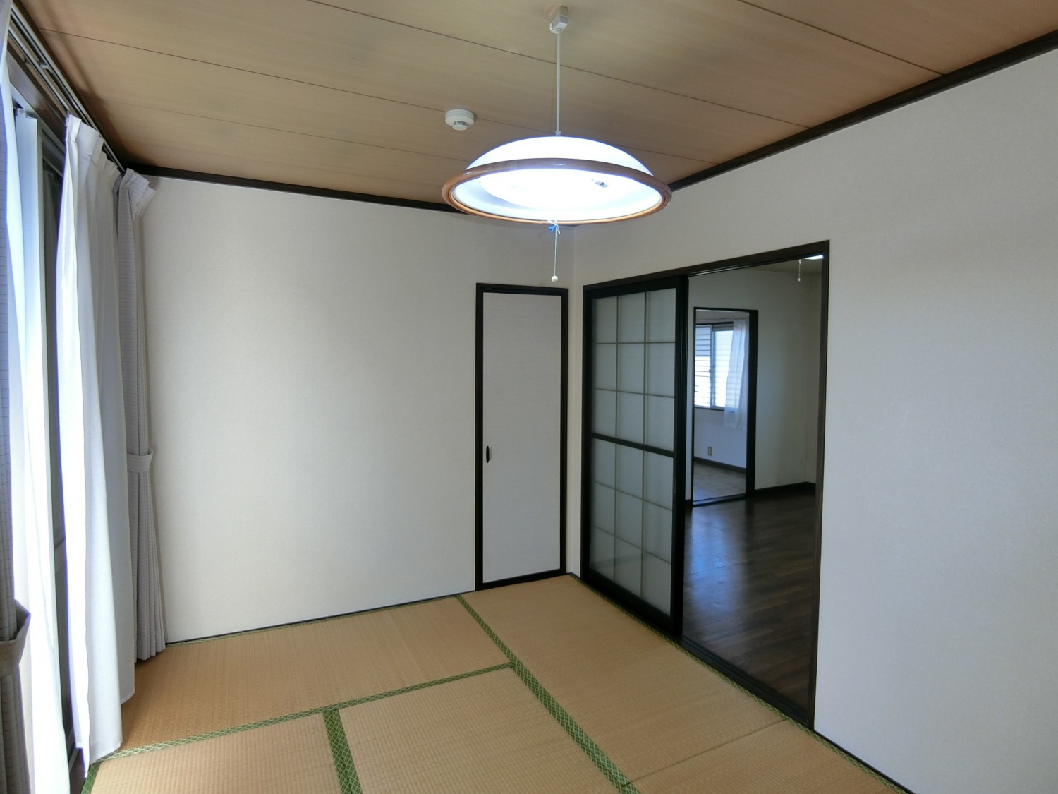 ダイニングキッチン横和室