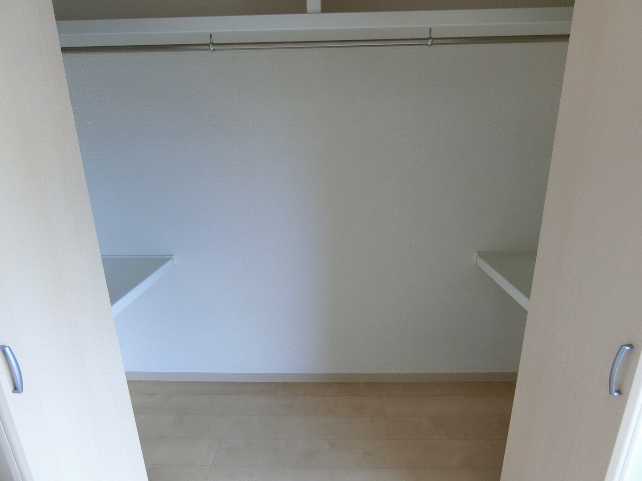 クローゼット内、左右には便利な棚付き