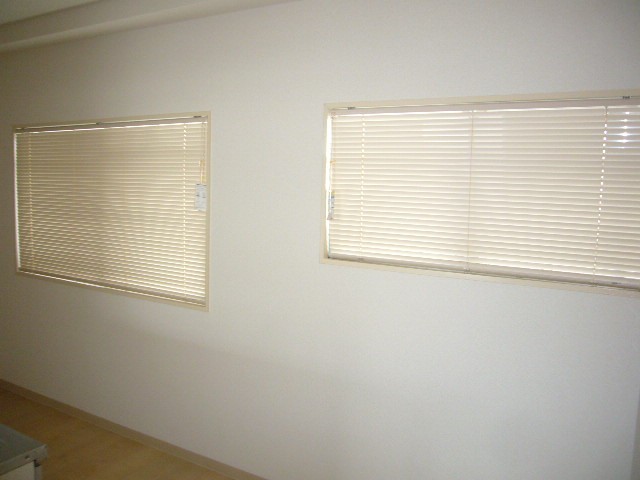 キッチン奥窓にはブラインドあり