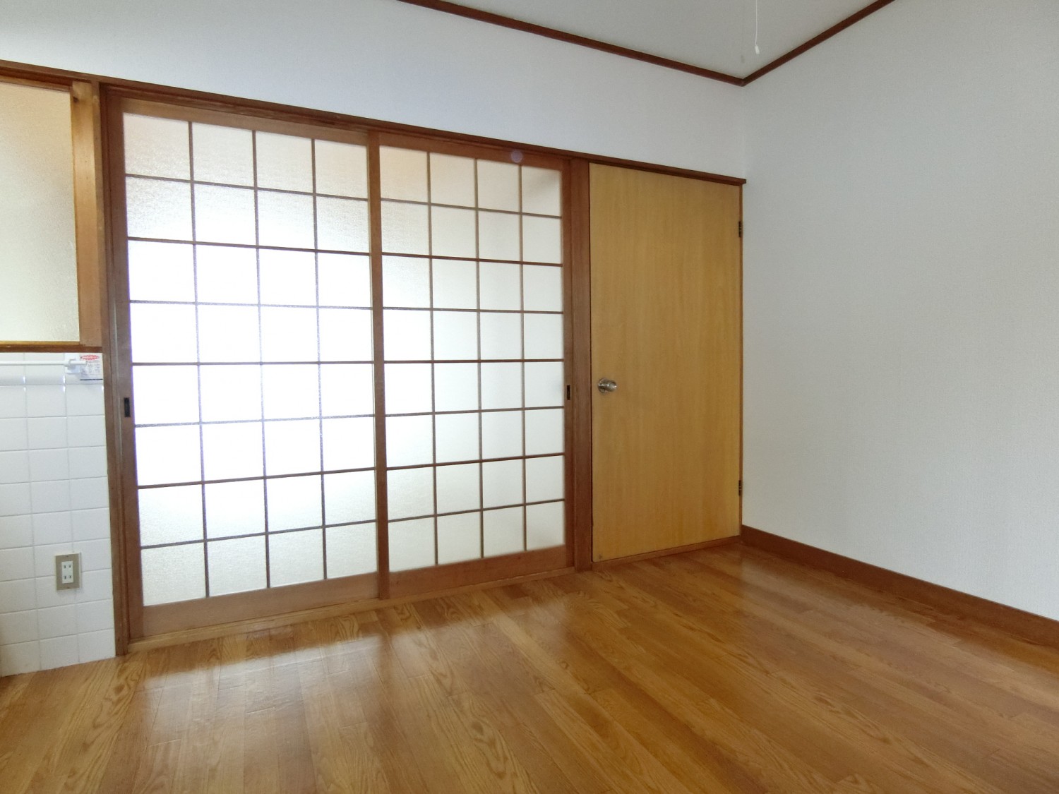 右の扉の奥は和室へ