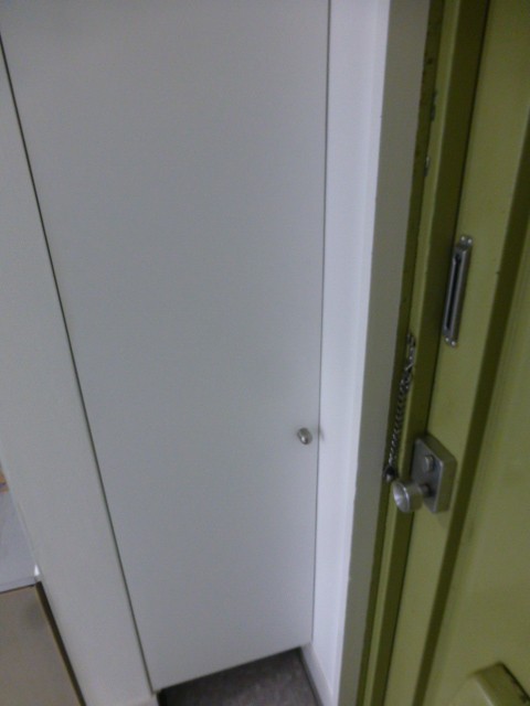 扉の奥は下駄箱です♪