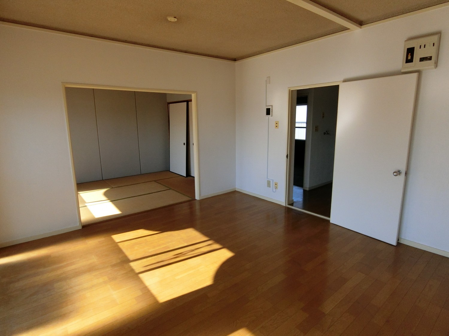 お部屋が隣接しており広く感じます♪