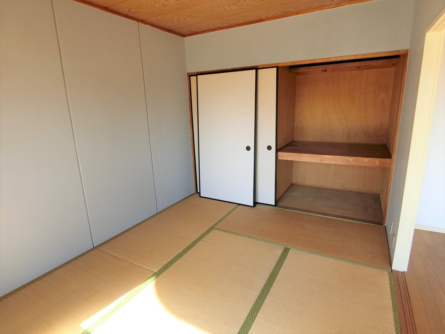 大きな押入収納もあります♪
