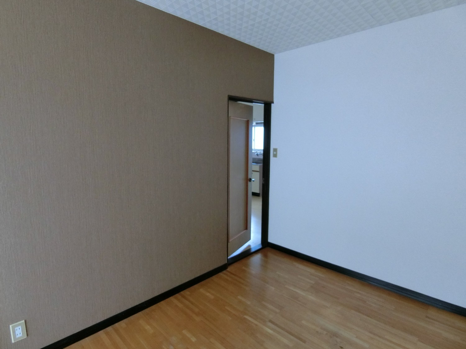 アクセントくろすが落ち着いた印象に…