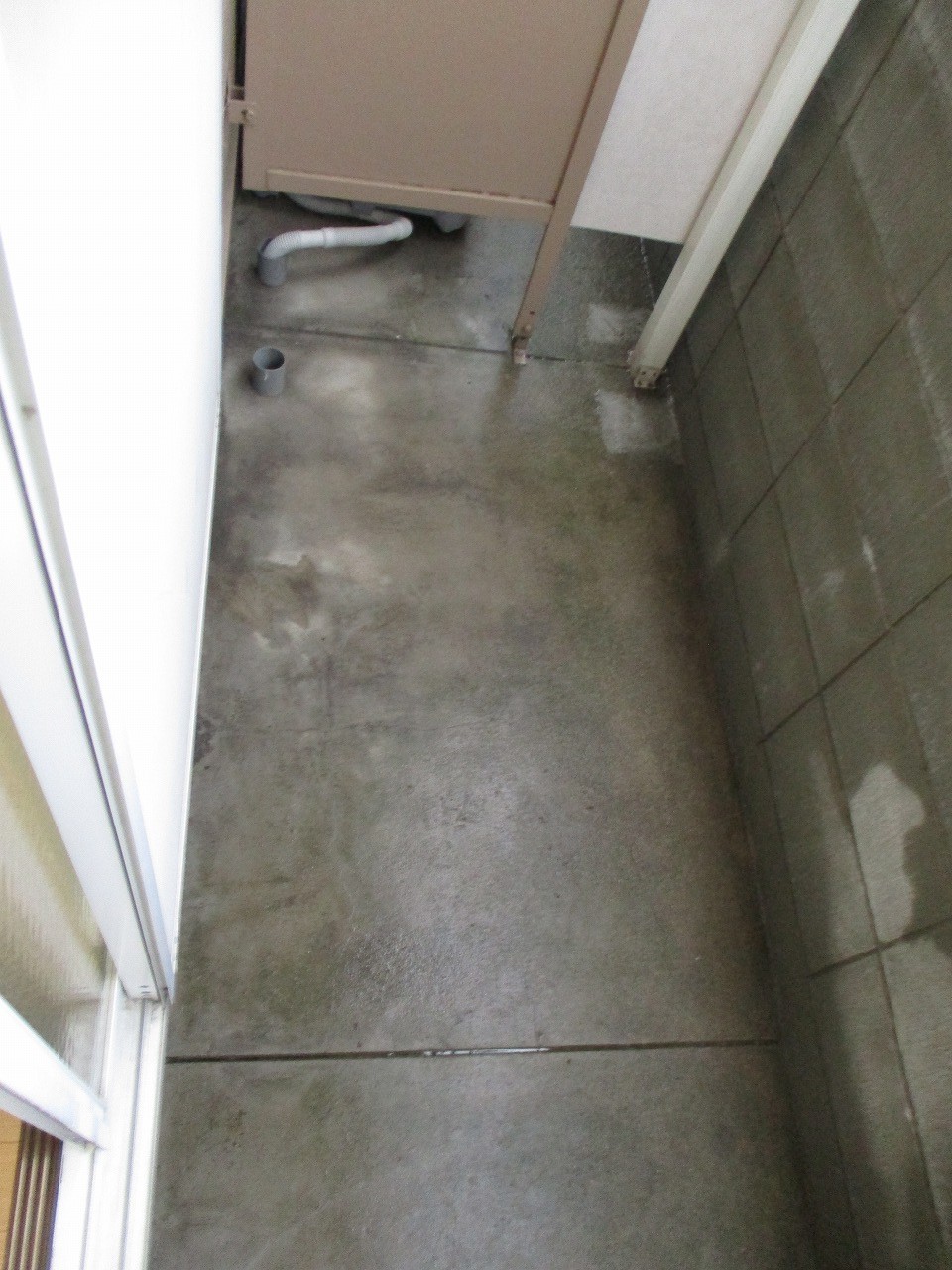 洗濯機置場はベランダにあります