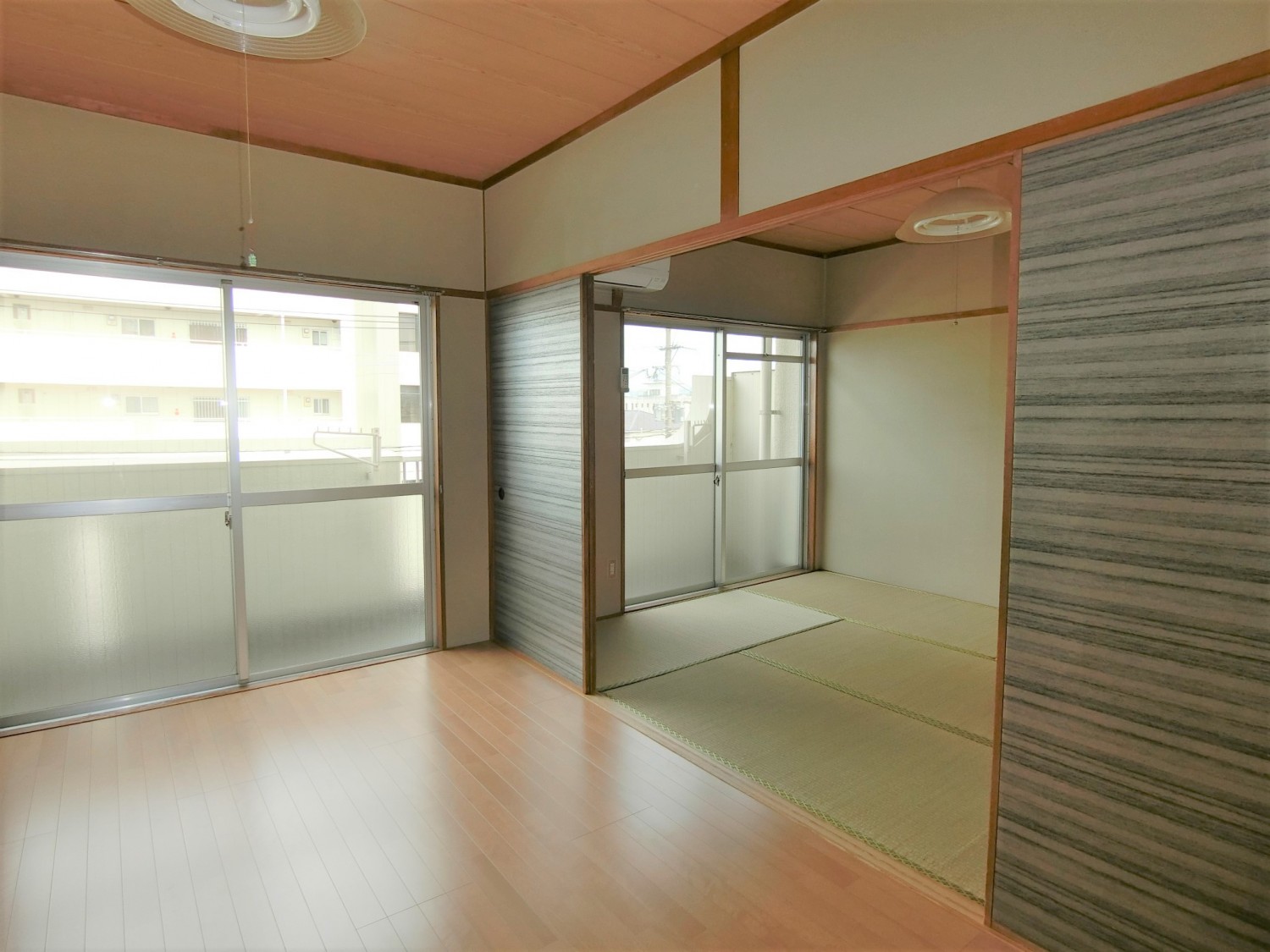 ６帖/引戸を開けると開放的な空間に…