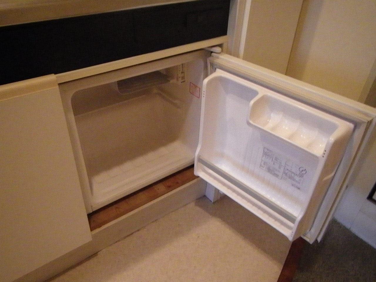 ミニ冷蔵庫が付いています♪