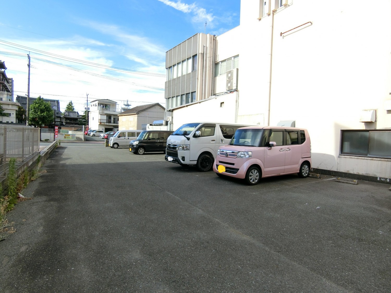 大通り側の駐車場