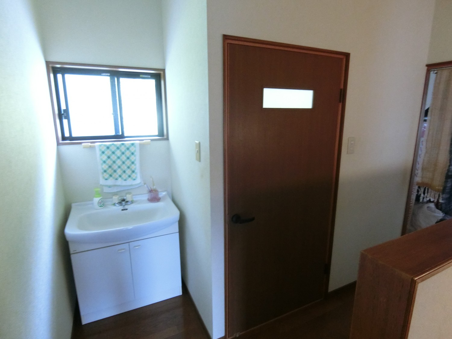 ２階　トイレ横の洗面台