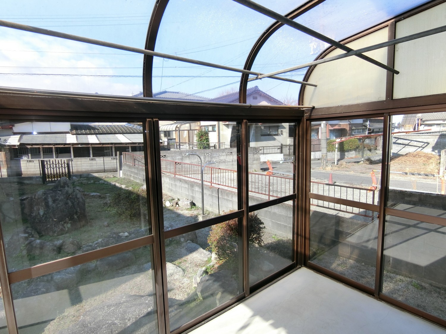 洗濯物を干せるサンルームがあります