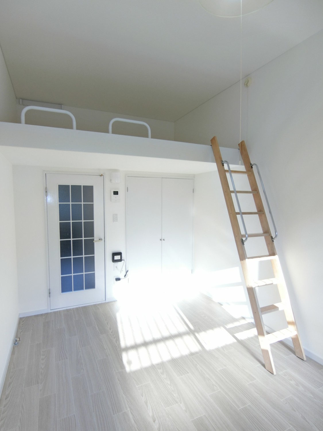 ロフト付きの明るい室内