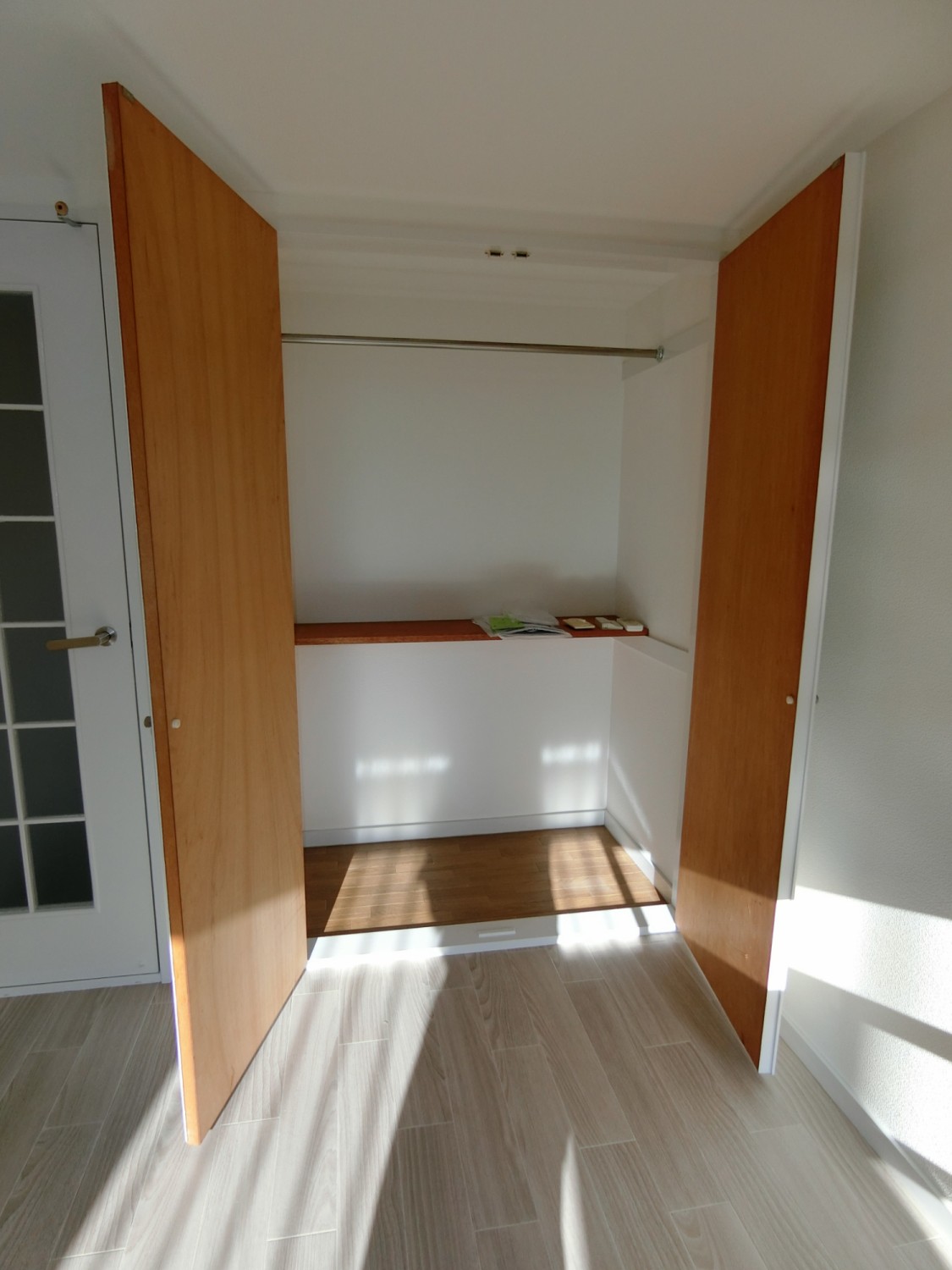 棚付きの収納・衣類はこちらにかけれます