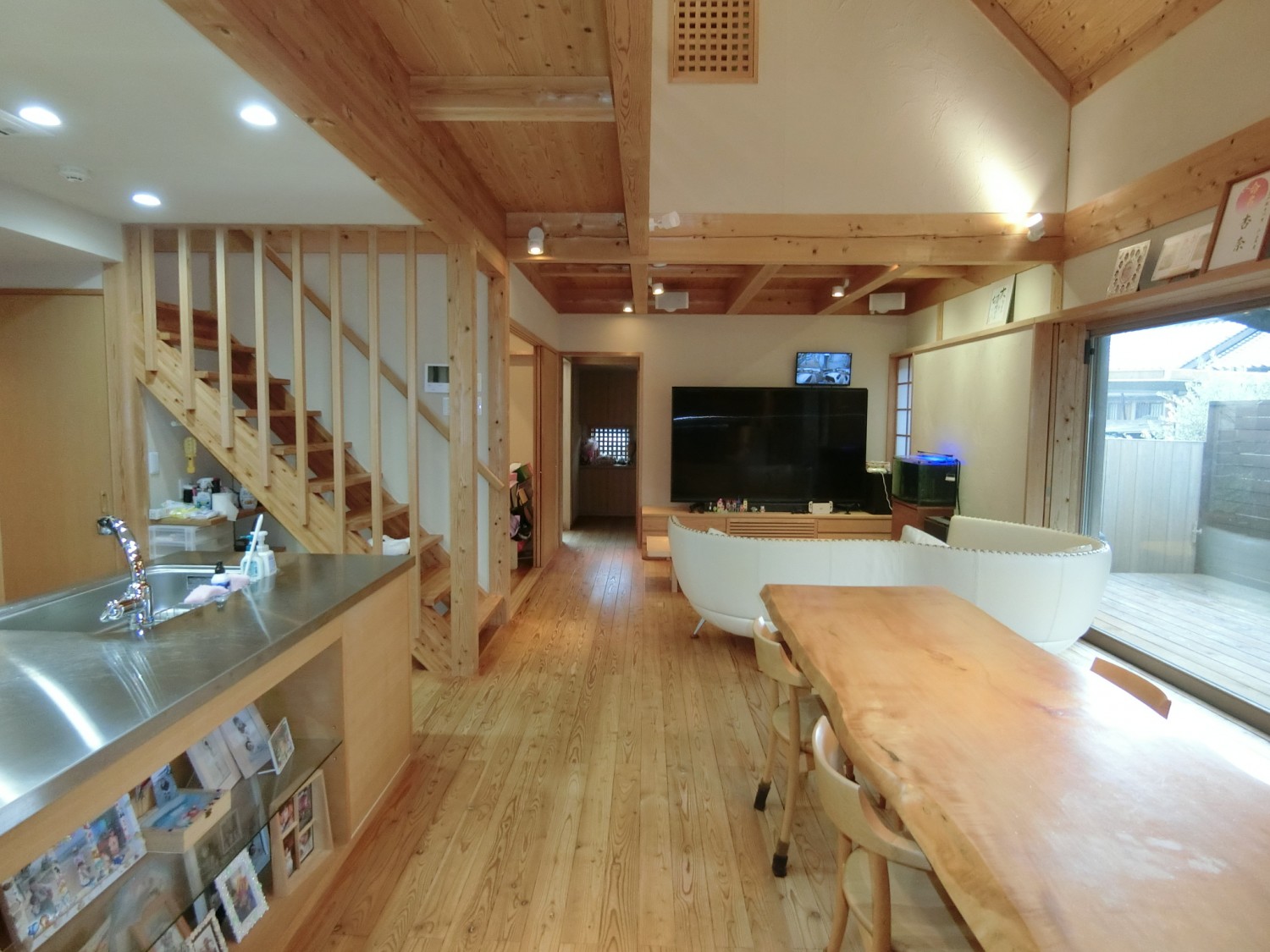 約25.5畳の広々LDKで、開放的な住空間。