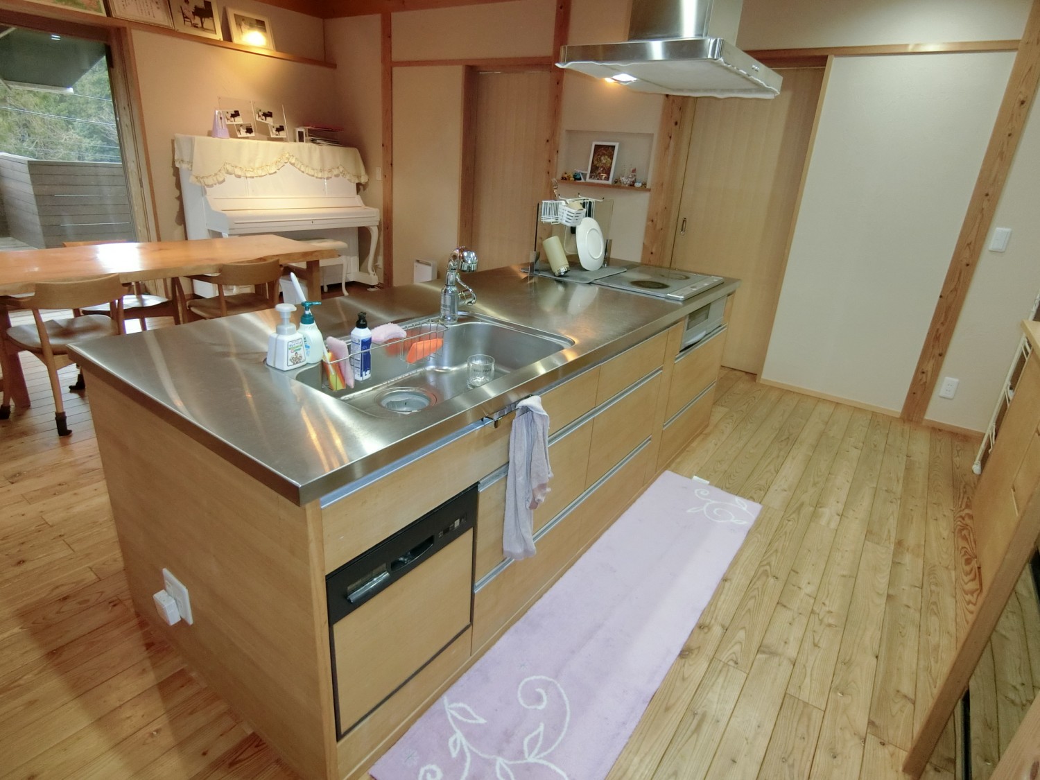 リビングを見渡せるアイランドキッチン