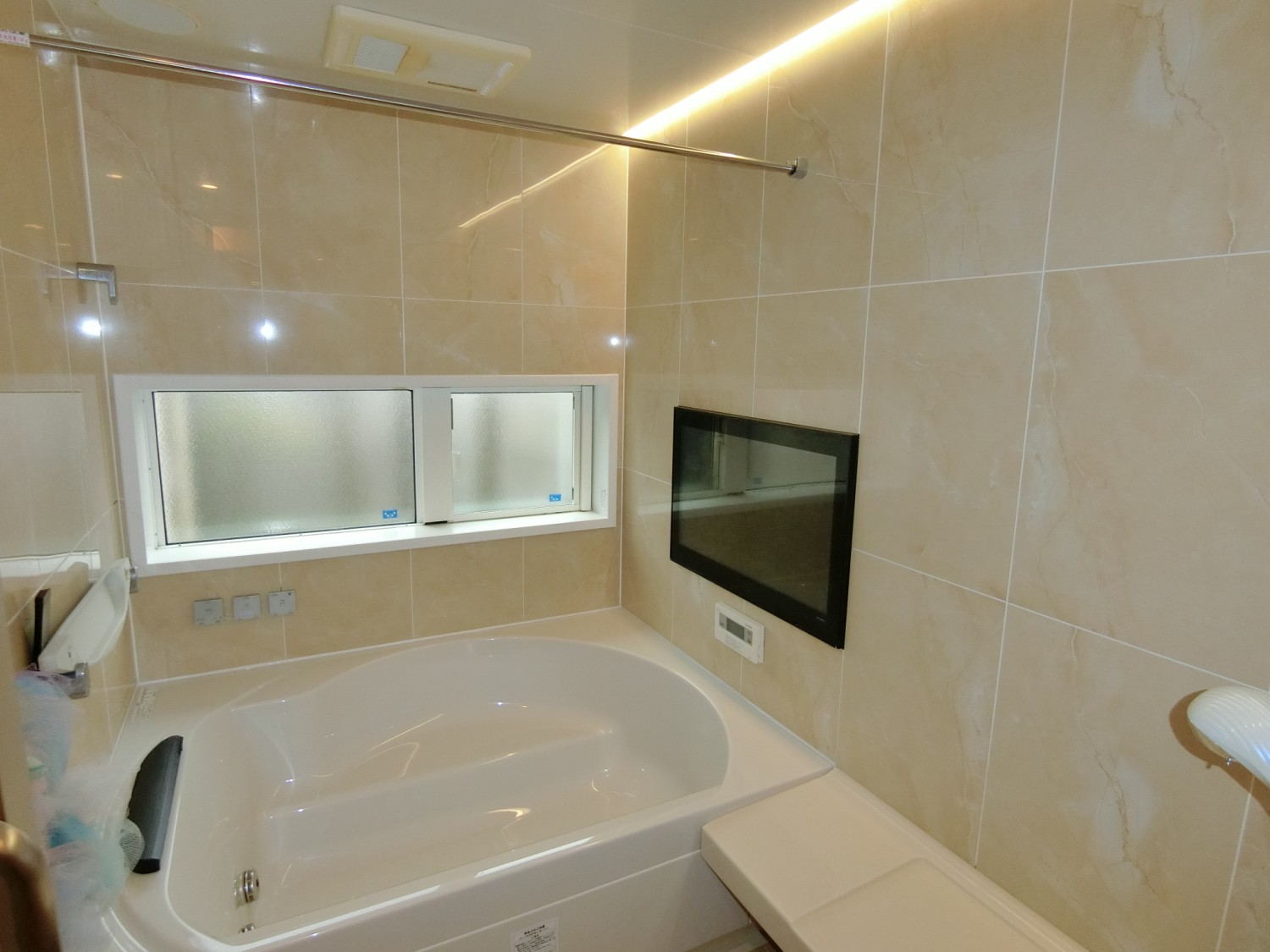 浴室テレビ付きで、快適なバスタイム。