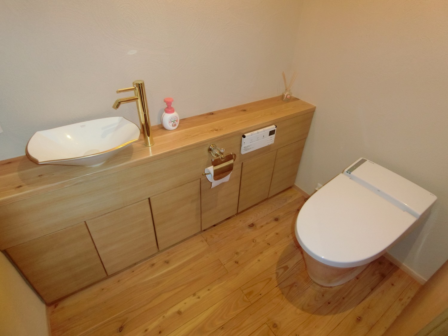 ２階　ゆとりのある広さのトイレです。