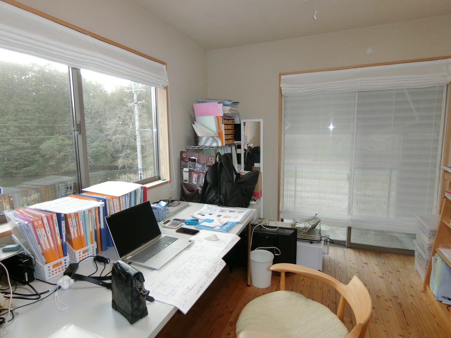 １階　窓から池の景色を望む洋室です。