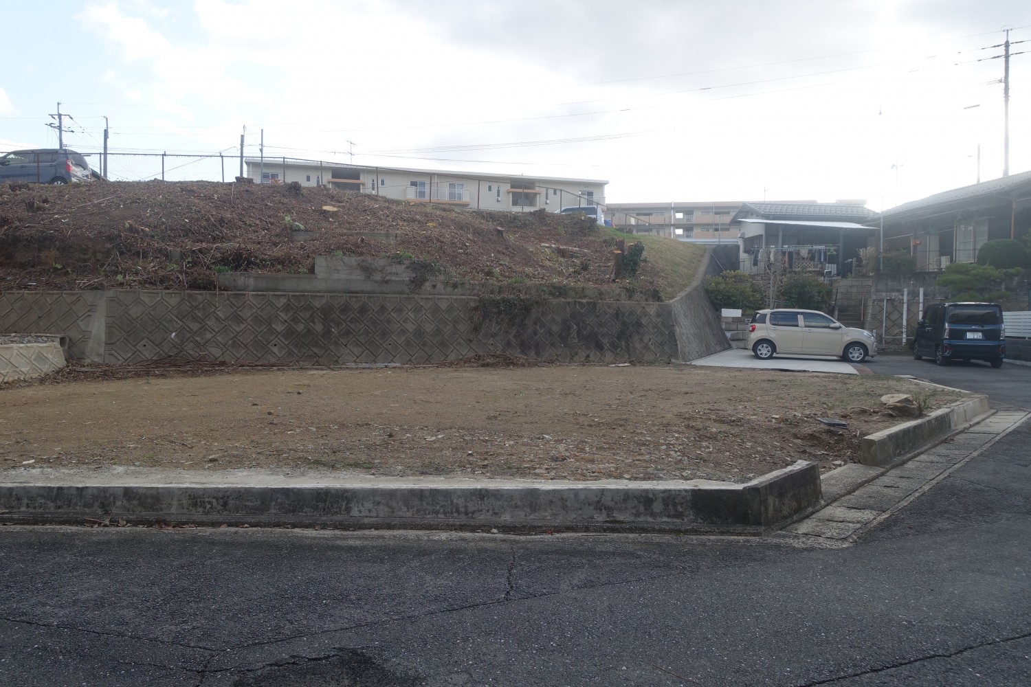 北側道路より撮影（南側の崖に面しています）