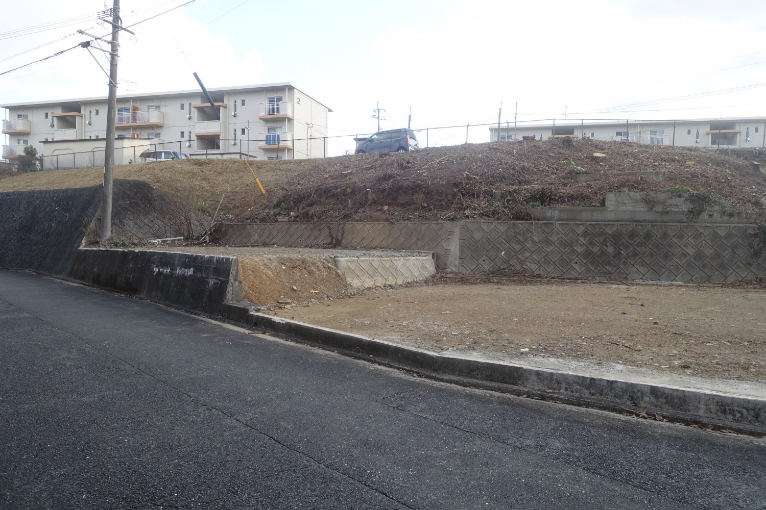 北西側道路より撮影（敷地内に高低差があります）