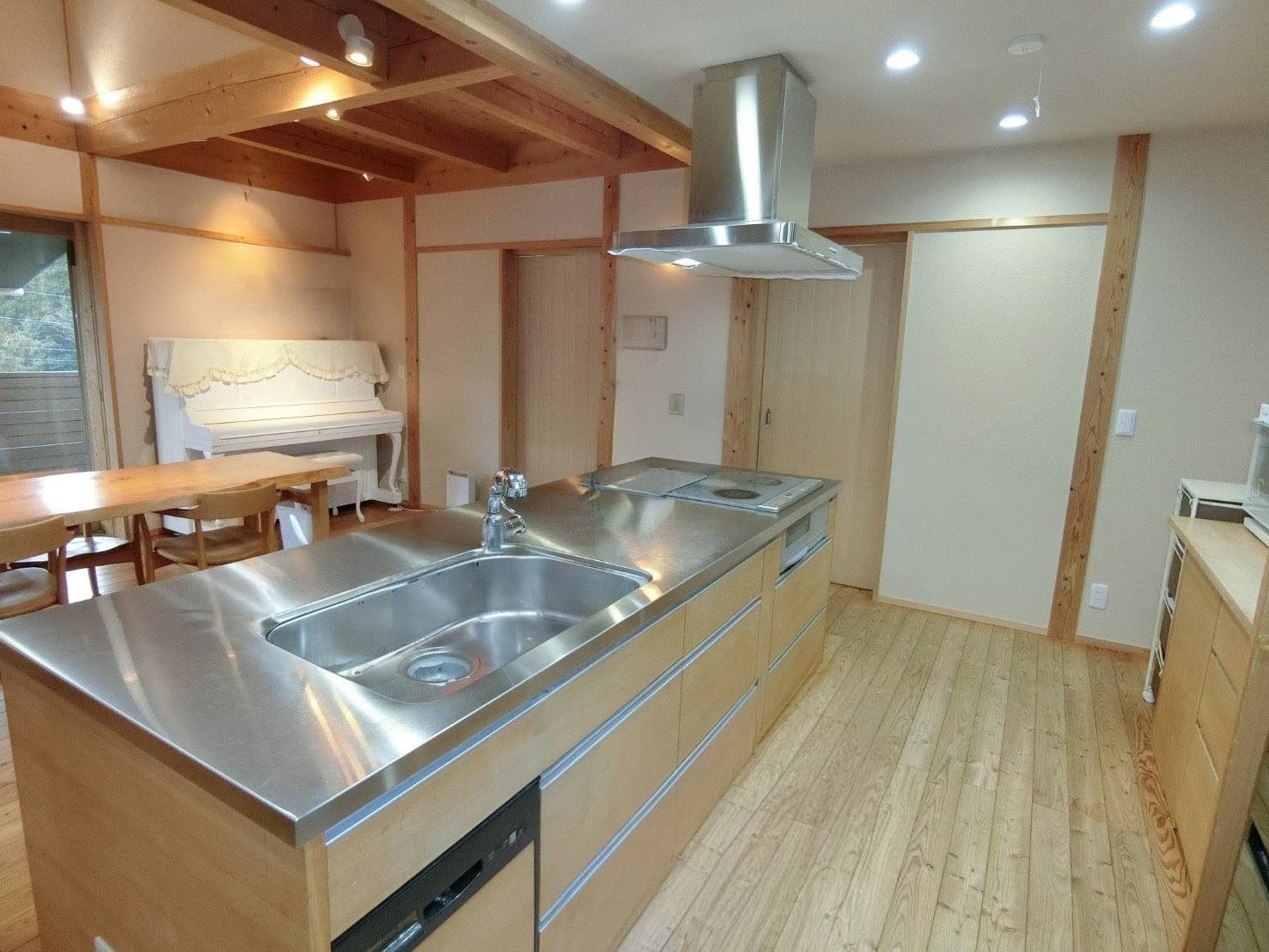 リビングを見渡せるアイランドキッチン