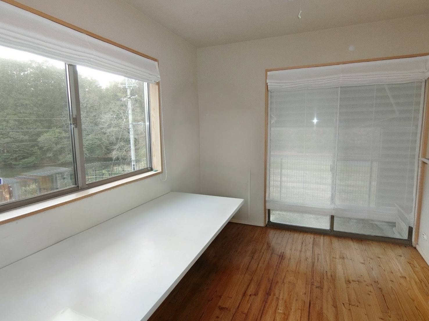 １階　窓から池の景色を望む洋室です。