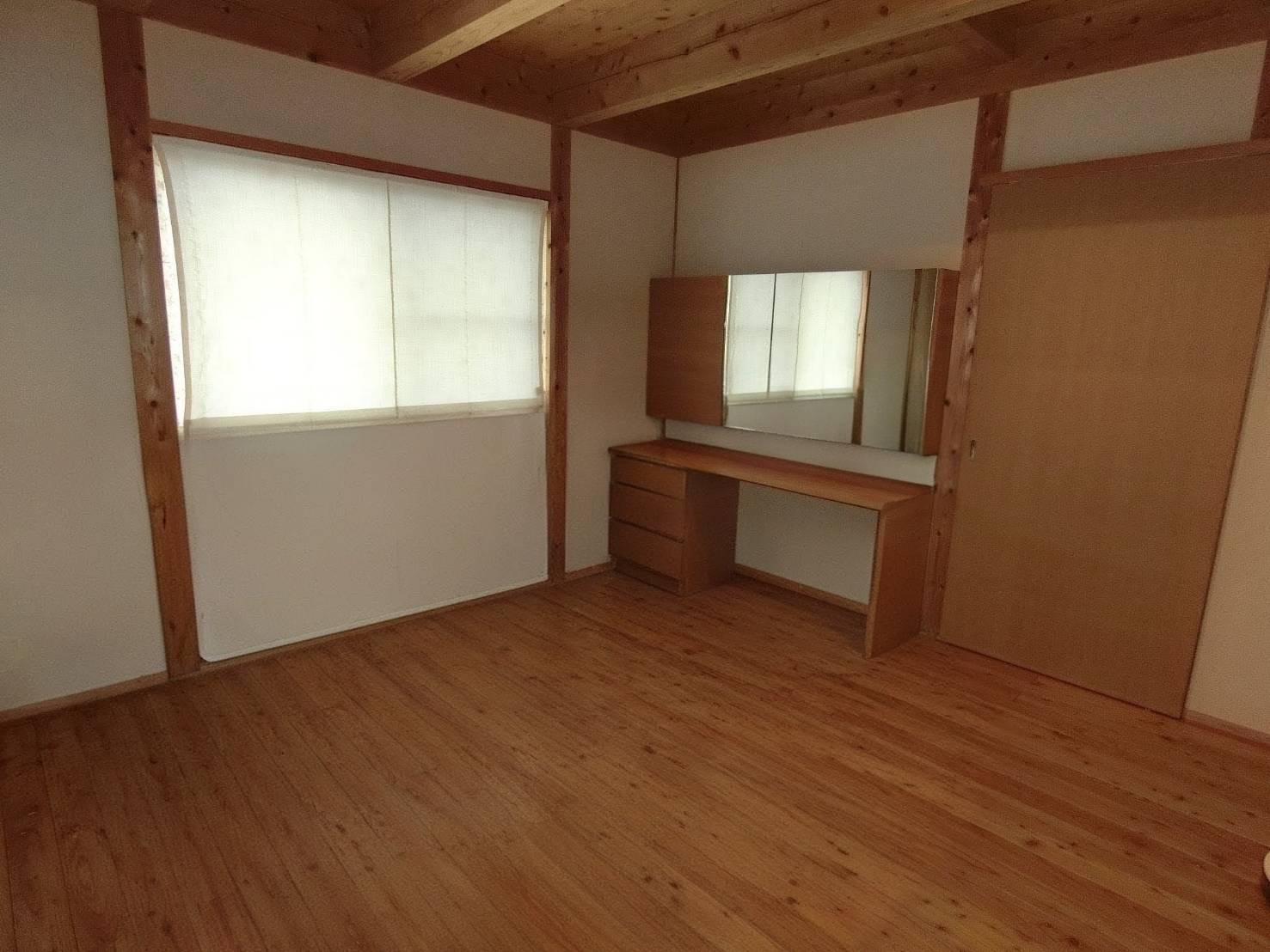 開放感あふれる、ゆったり設計の寝室空間