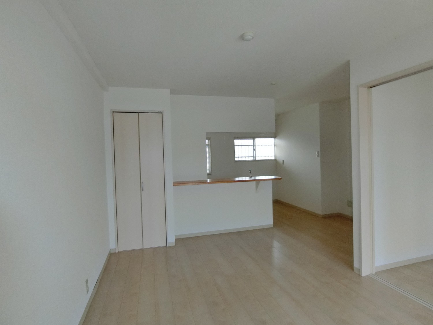 リビングにも収納があり便利です