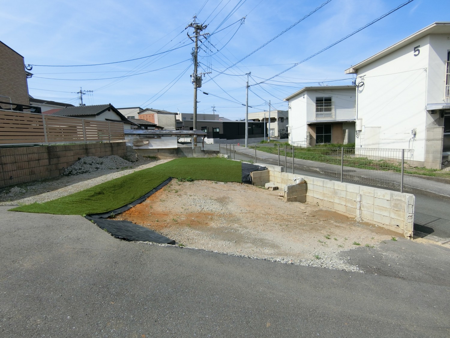敷地が広いため事務所・店舗用地にも可能です。