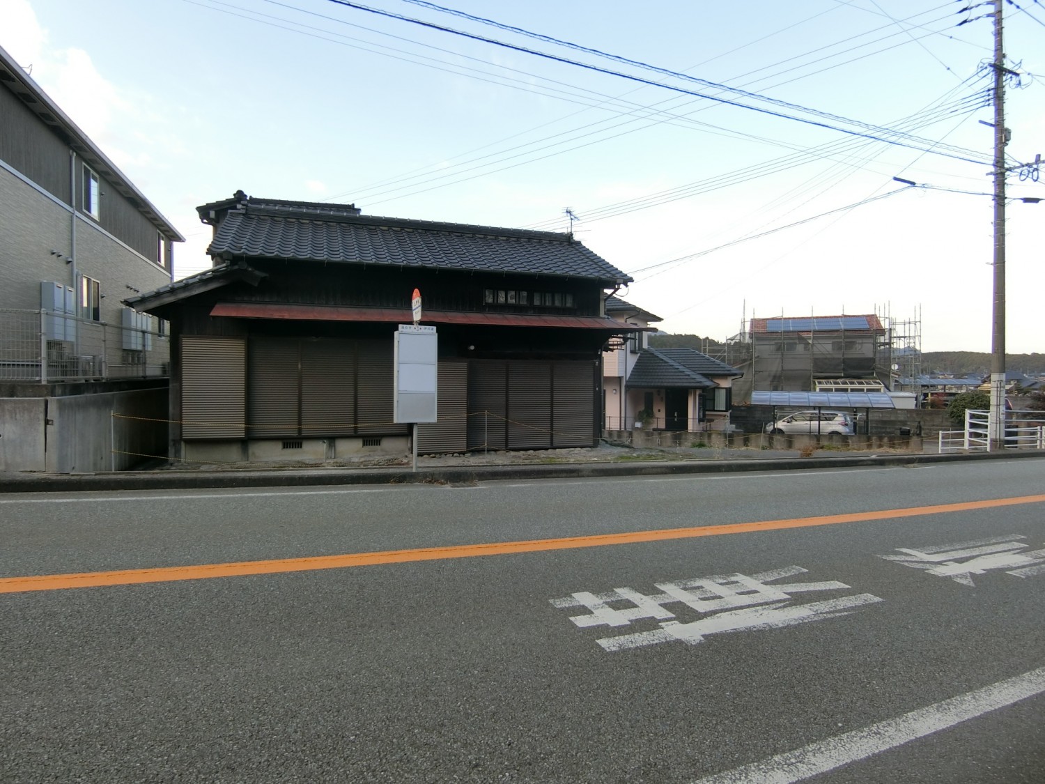 家の前にバス停があります。
