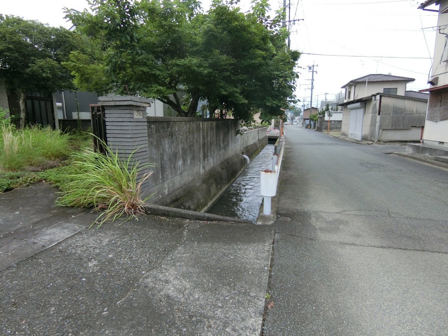 前面の道路との間に水路があります。