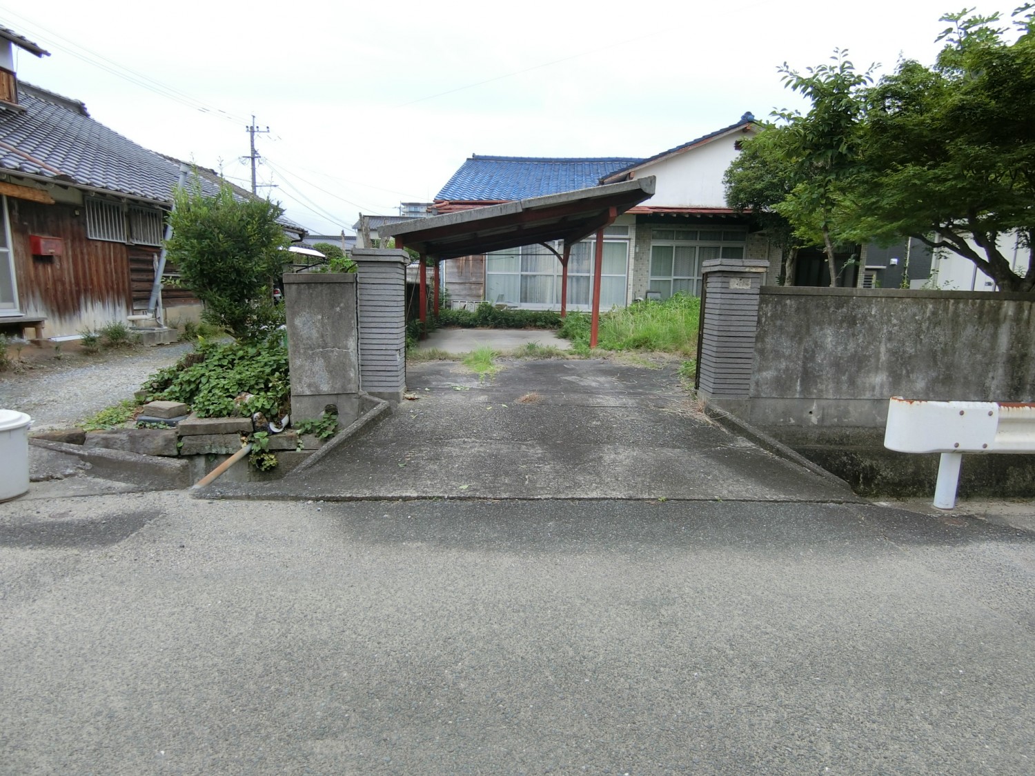 前面道路との間に水路があり、敷地への進入は既設の橋（乗入れ橋）を利用します。